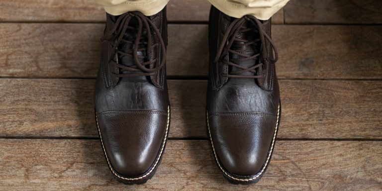 Minkäväriset kengät puvun kanssa