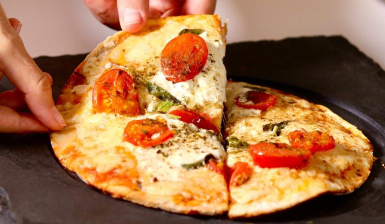 Miksi pizza tarttuu pizzakiveen