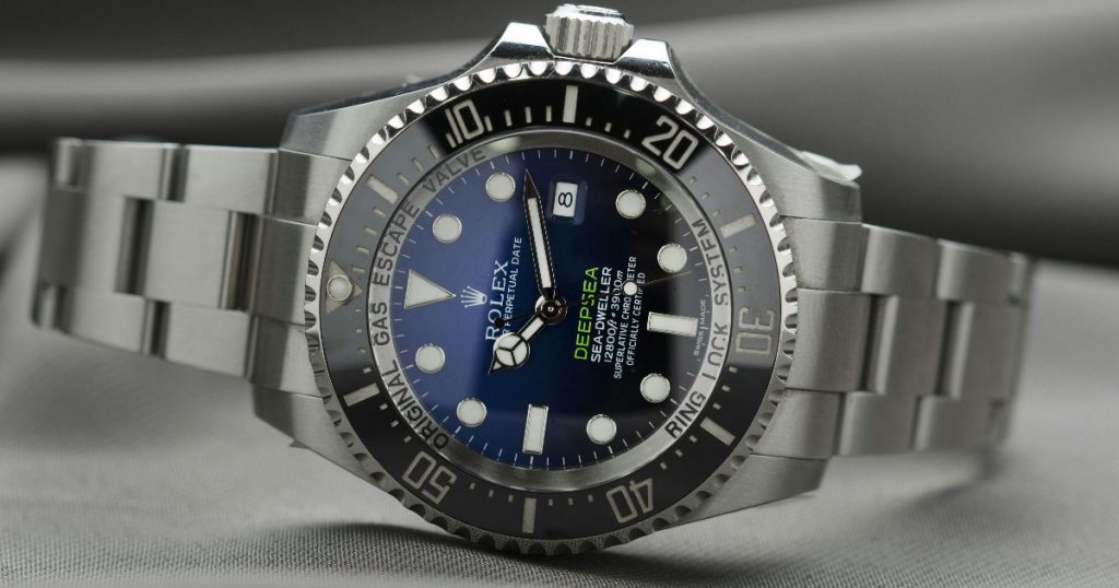 rannekello pöydällä