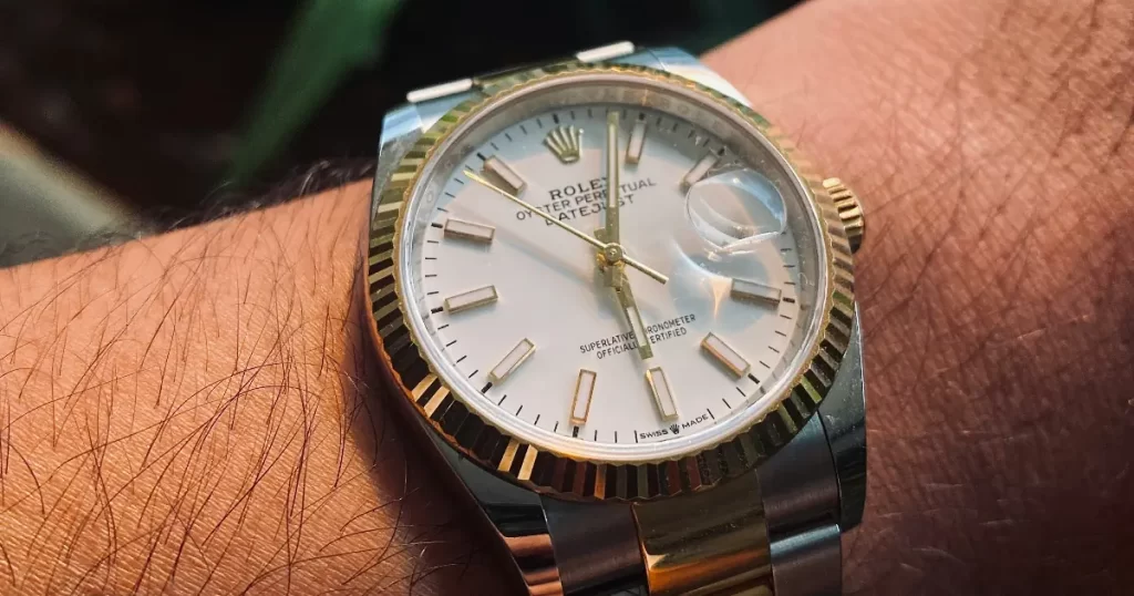 Kultainen rannekello testi