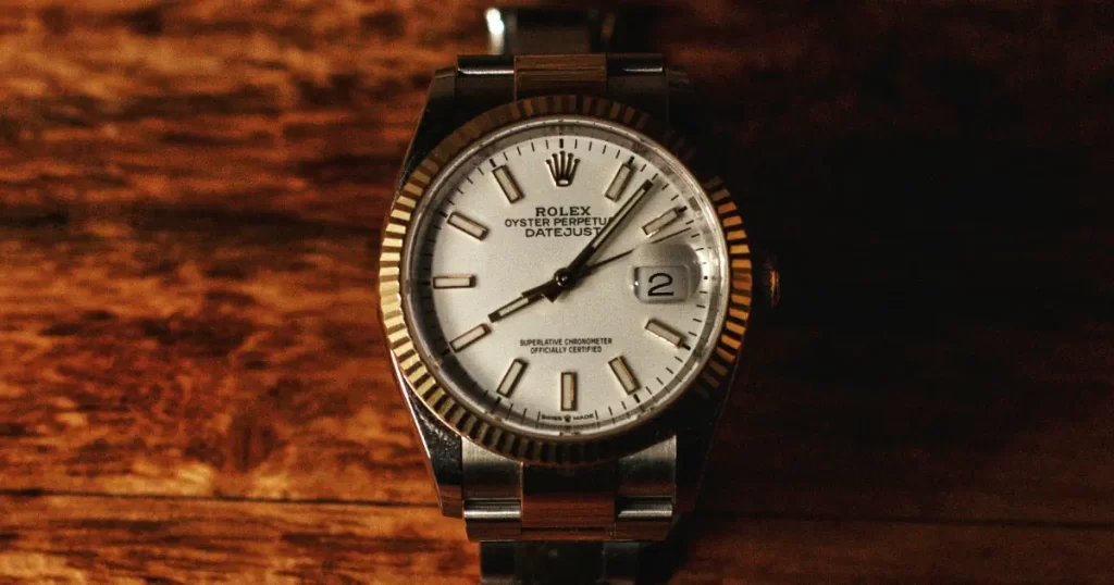 rolex pöydällä